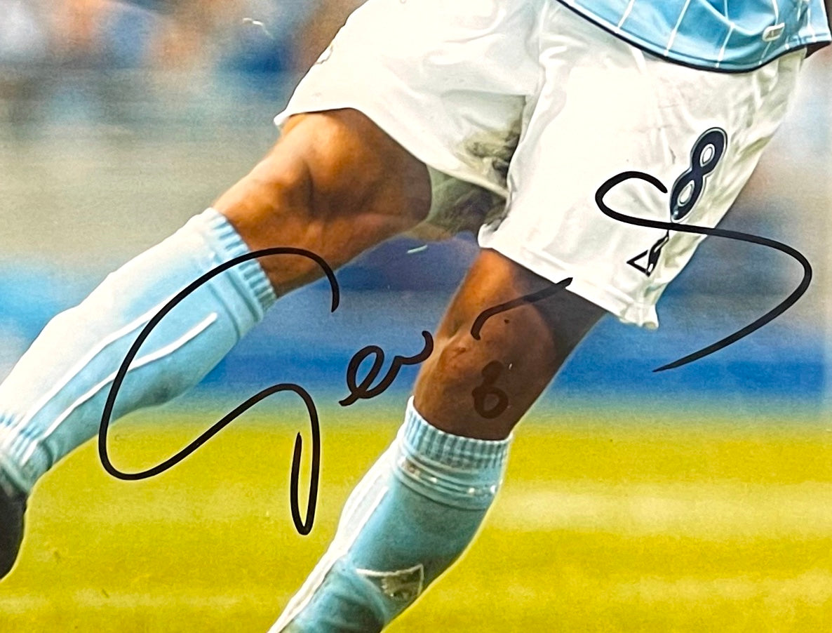 GEOVANNI - FORMER MANCHESTER CITY PLAYER HAND SIGNED PHOTO WITH COA