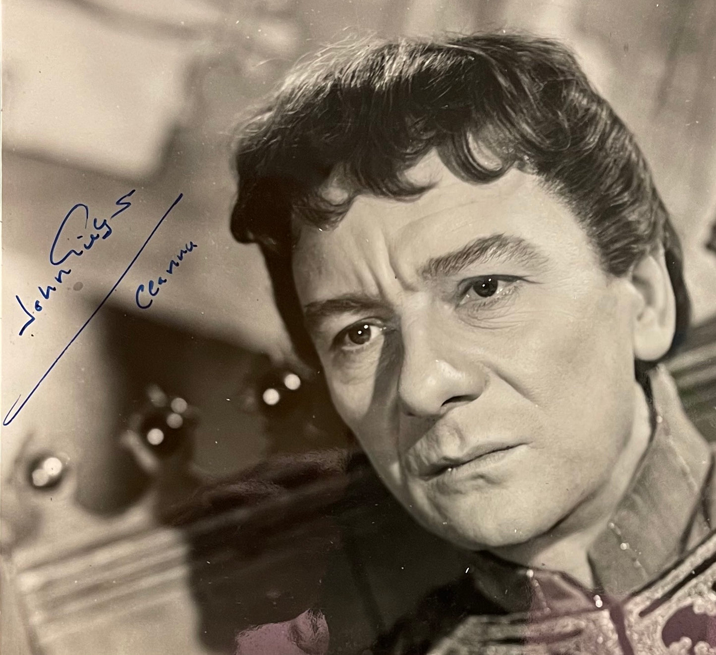 SIR JOHN GIELGUD HAND SIGNED 'RICHARD III' PUBLICITY PHOTO WITH COA