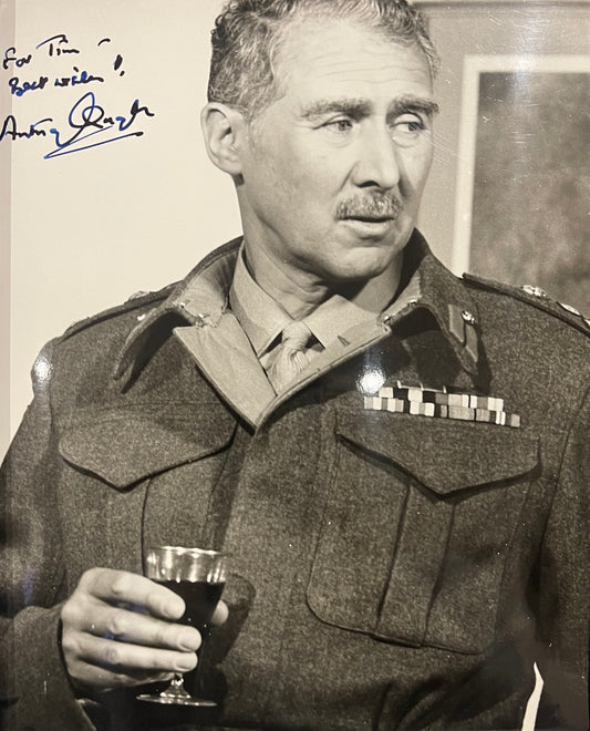ANTHONY QUAYLE, HAND SIGNED AND FRAMED (10' INCH X 8' INCH) PHOTO WITH COA