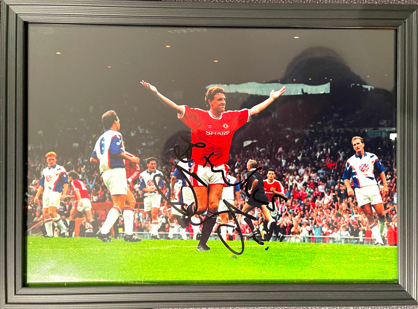 STEVE BRUCE MANCHESTER UNITED HAND SIGNED PHOTO WITH COA