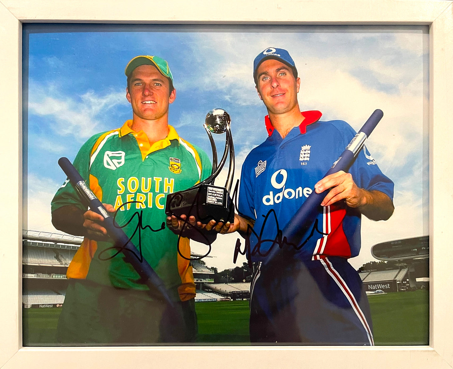 MICHAEL VAUGHAN AND GRAEME SMITH HAND SIGNED PHOTO WITH COA