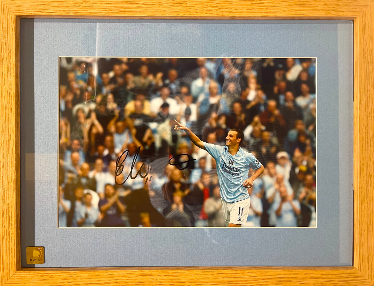 ELANO - FORMER MANCHESTER CITY PLAYER HAND SIGNED PHOTO WITH COA