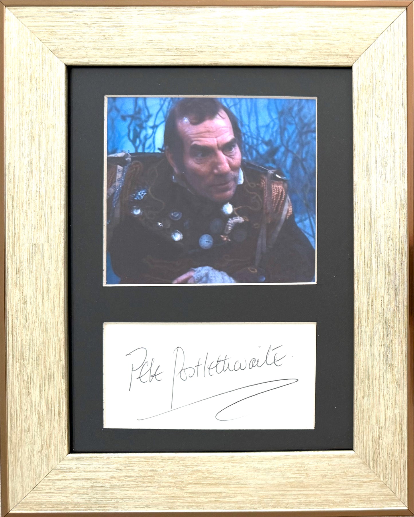 Pete Postlethwaite, Hand Signed Framed Mounted Card & Photo Presentation & COA