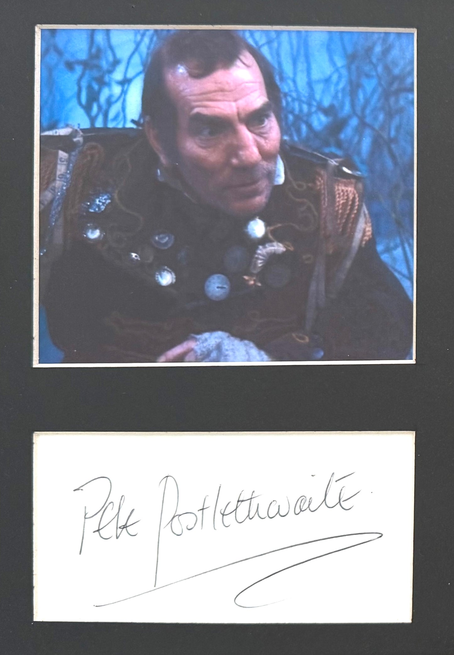 Pete Postlethwaite, Hand Signed Framed Mounted Card & Photo Presentation & COA