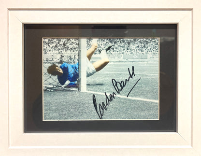 GORDON BANKS HAND SIGNED PHOTO WITH COA