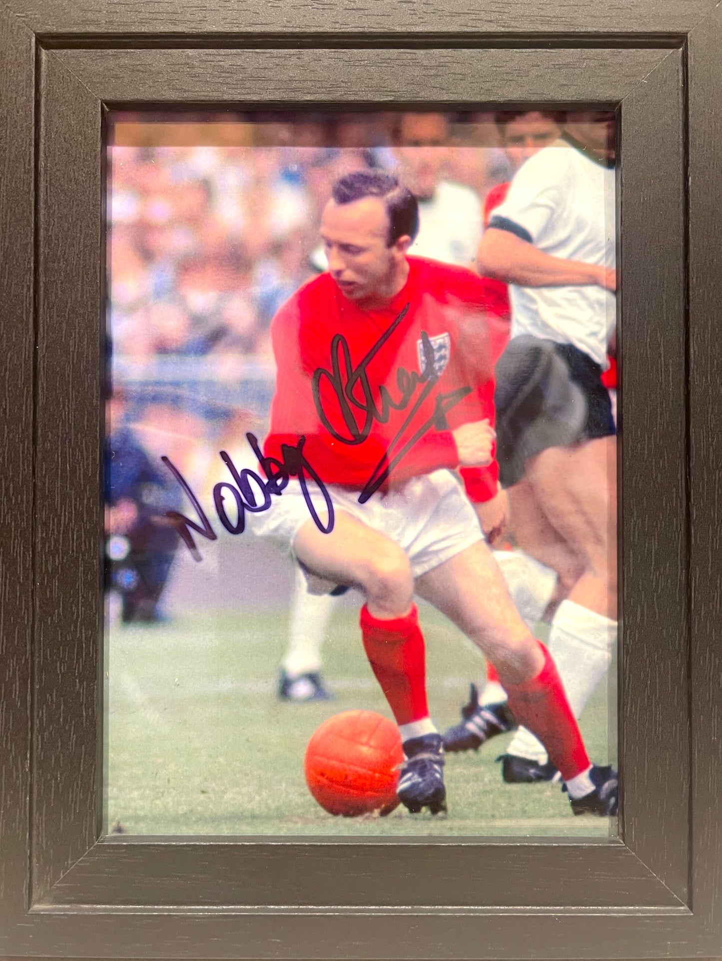 NOBBY STILES - MANCHESTER UNITED AND ENGLAND HAND SIGNED FRAMED PHOTO WITH COA