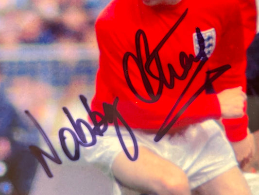 NOBBY STILES MANCHESTER UNITED AND ENGLAND HAND SIGNED FRAMED PHOTO WITH COA