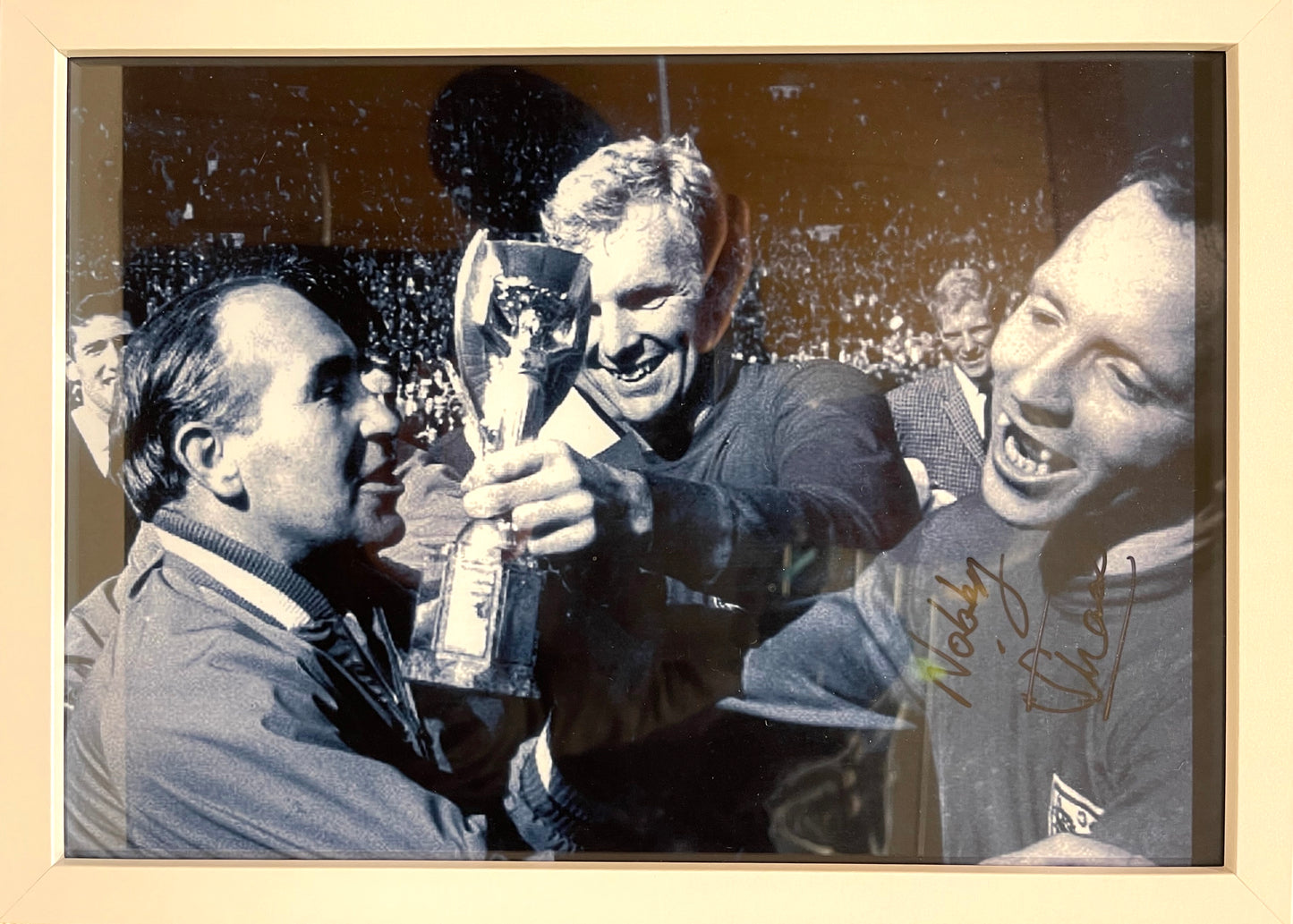 NOBBY STILES - MANCHESTER UNITED AND ENGLAND HAND SIGNED FRAMED PHOTO WITH COA