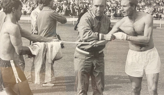 GEORGE COHEN, ENGLAND 1966 WORLD CUP WINNER, HAND SIGNED, FRAMED PHOTO WTH COA