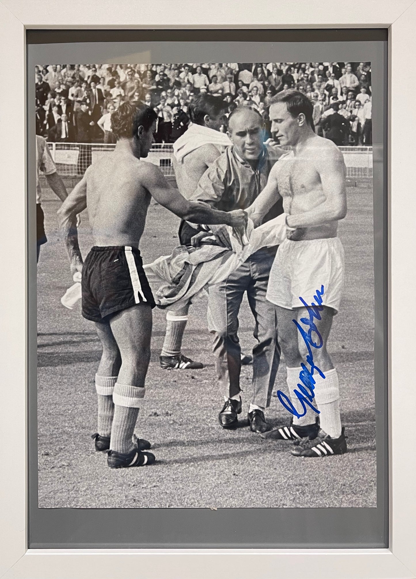 GEORGE COHEN, ENGLAND 1966 WORLD CUP WINNER, HAND SIGNED, FRAMED PHOTO WTH COA