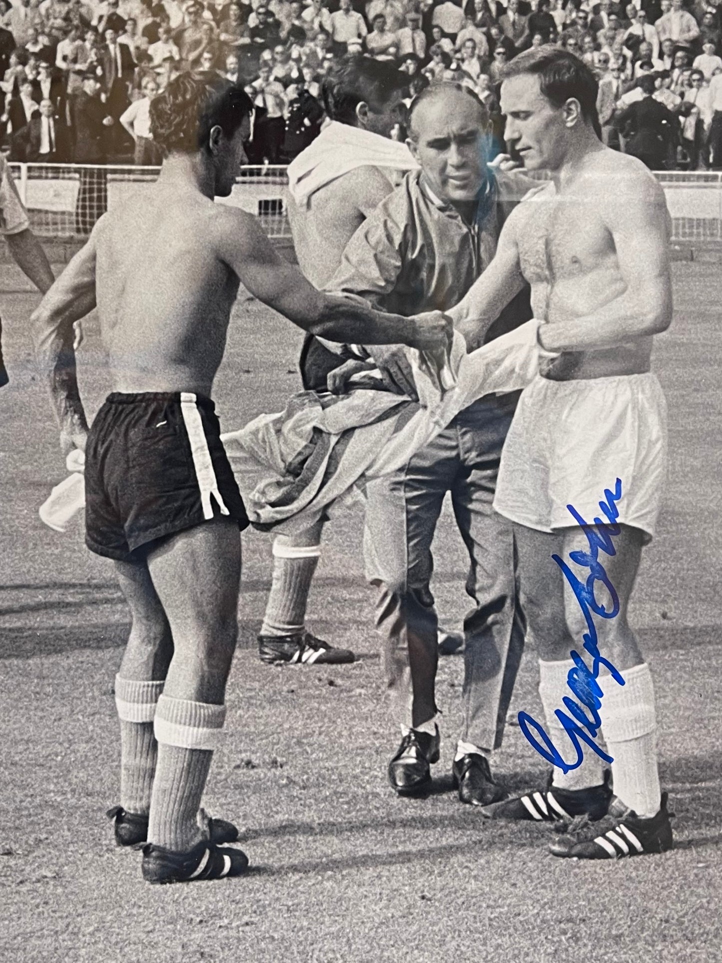 GEORGE COHEN, ENGLAND 1966 WORLD CUP WINNER, HAND SIGNED, FRAMED PHOTO WTH COA