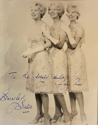 BABS BEVERLEY FROM THE BEVERLEY SISTERS HAND SIGNED LETTER/PHOTO WITH COA