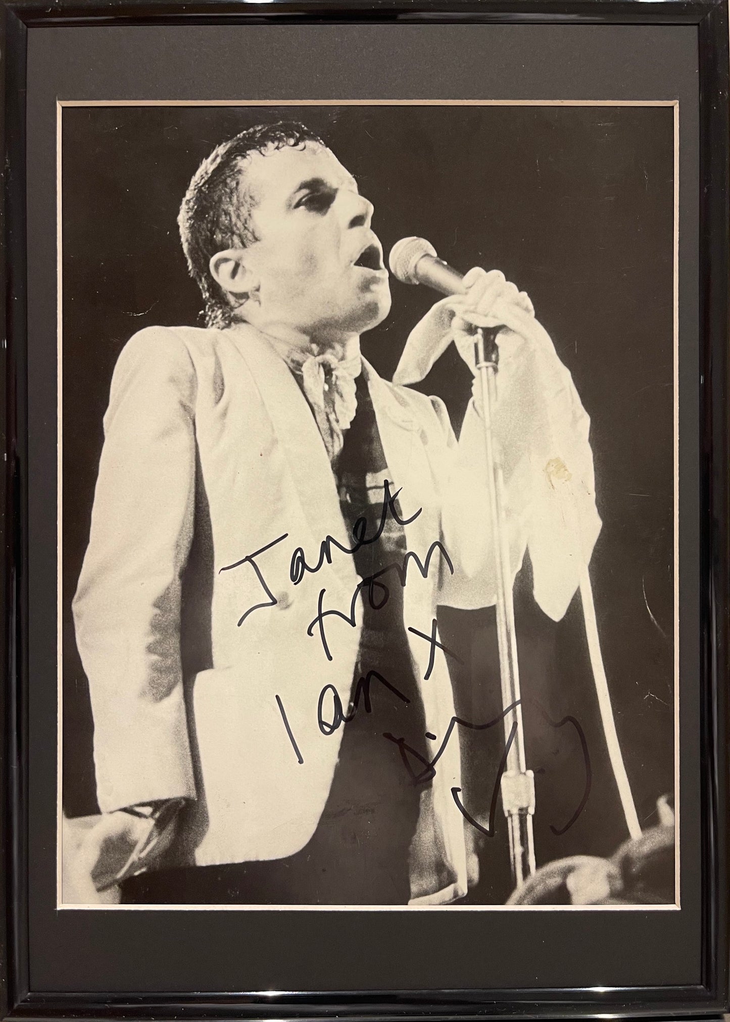 IAN DURY HAND SIGNED BLACK AND WHITE PHOTO WITH COA