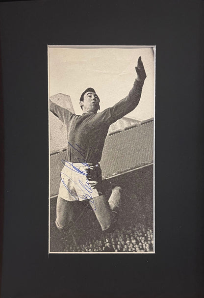 GORDON BANKS GUARANTEED HAND SIGNED NEWSPAPER PHOTO WITH COA