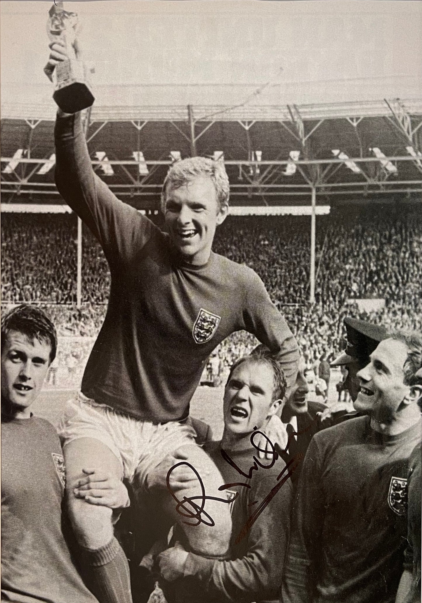 RAY WILSON, ENGLAND WORLD CUP WINNER, HAND SIGNED PHOTO WITH COA
