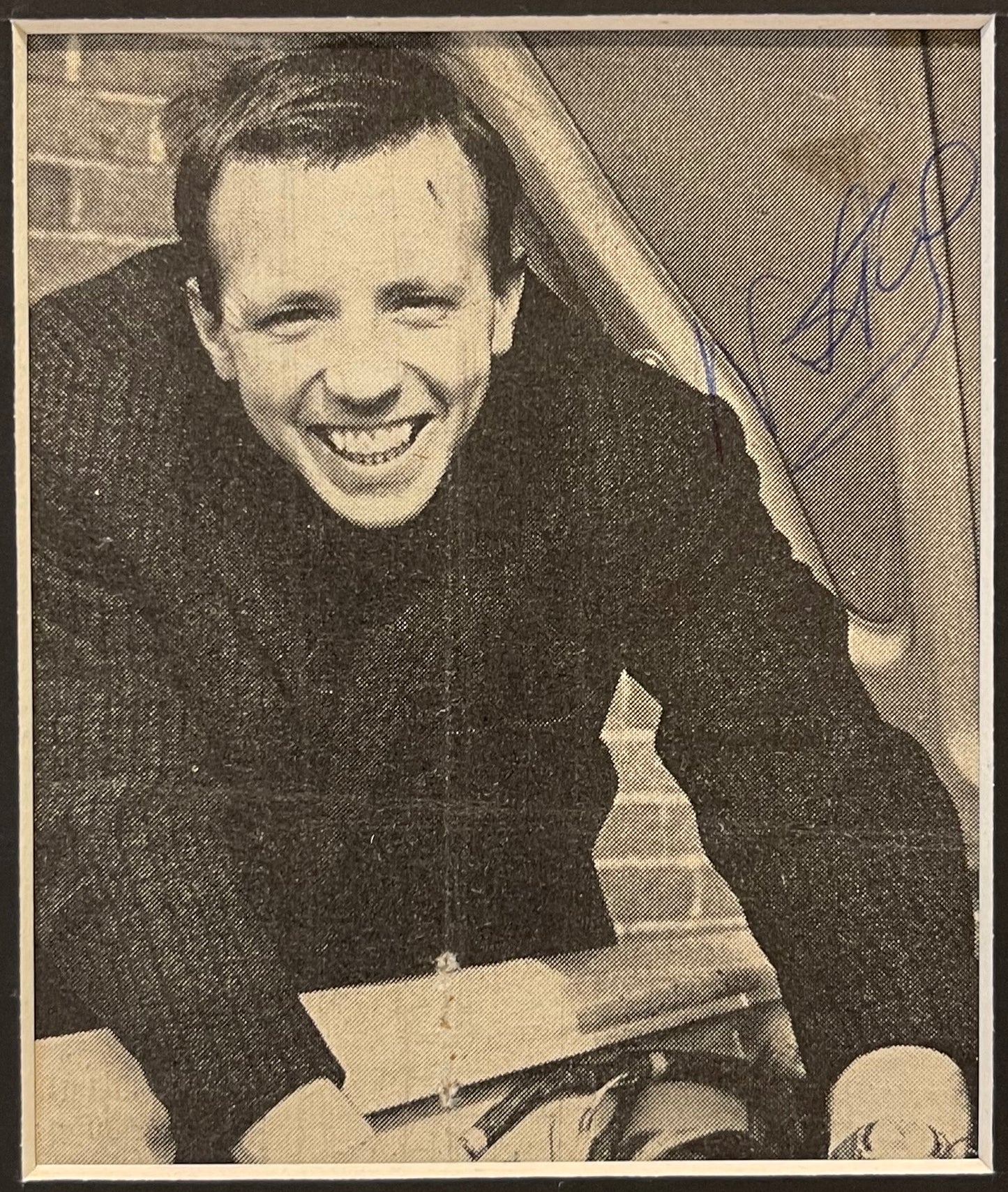 NOBBY STILES - MANCHESTER UNITED AND ENGLAND HAND SIGNED FRAMED PHOTO WITH COA