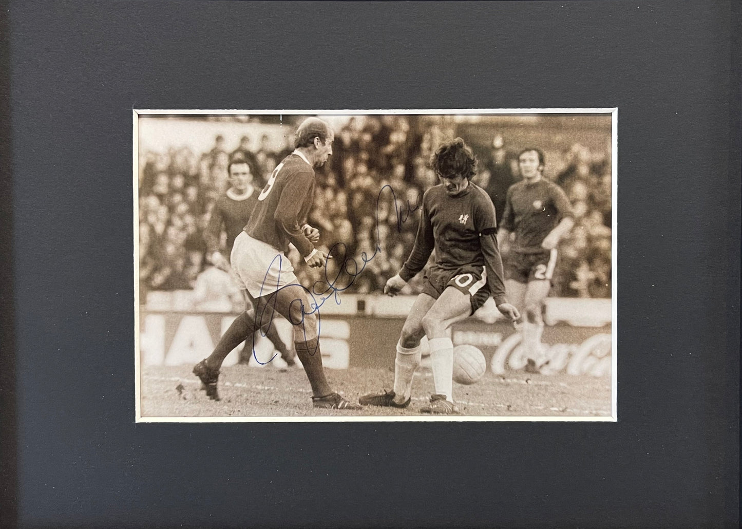 SIR BOBBY CHARLTON HAND SIGNED NEWSPAPER PHOTO CUTTING WITH COA