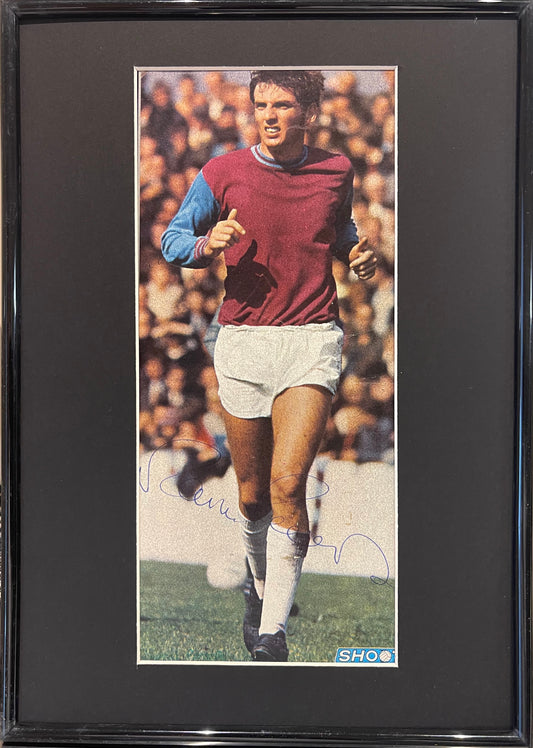 MARTIN PETERS WEST HAM, ENGLAND 1966 LEGEND, HAND SIGNED MAGAZINE PHOTO WITH COA