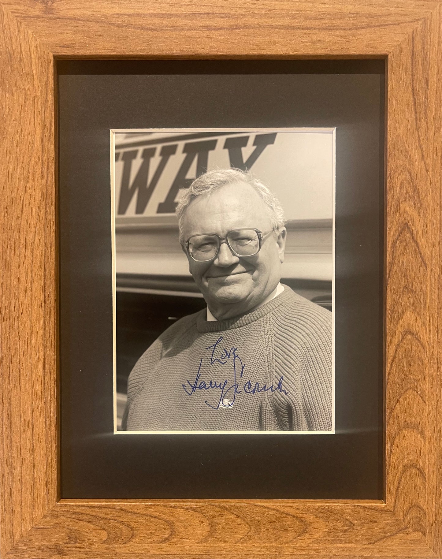 SIR HARRY SECOMBE HAND SIGNED FRAMED AND MOUNTED PHOTO WITH COA