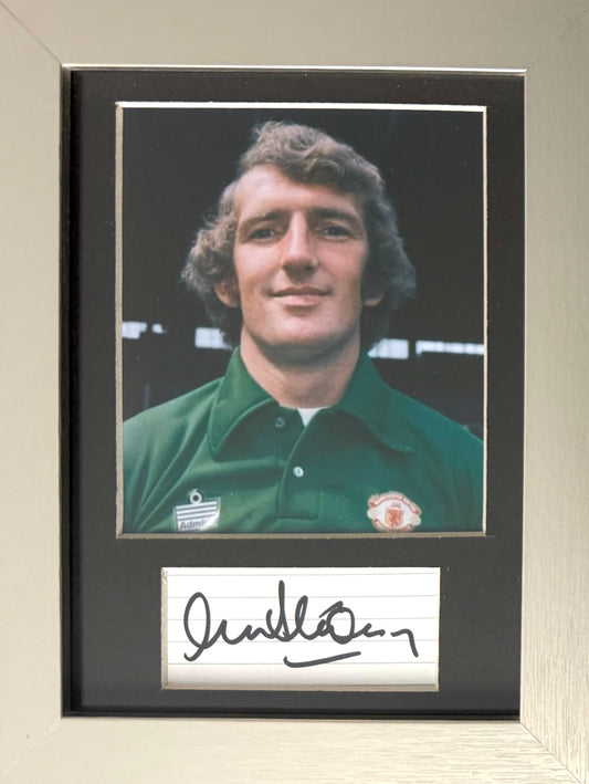 Alex Stepney, Manchester United, Hand Signed Mounted Card Presentation, 18cm x 13cm & COA