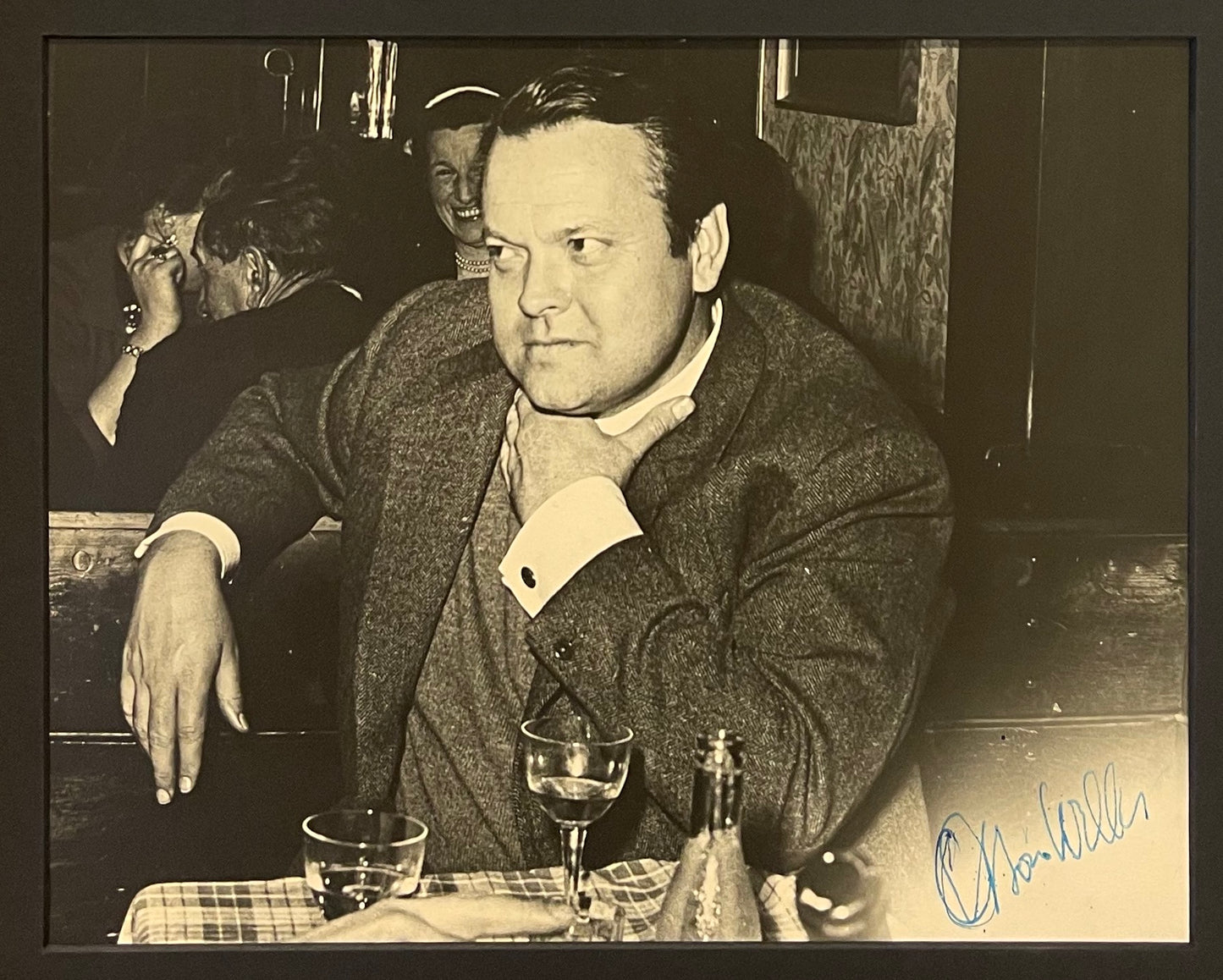 ORSON WELLES HAND SIGNED FRAMED (16' INCH X 12') INCH PHOTO WITH COA