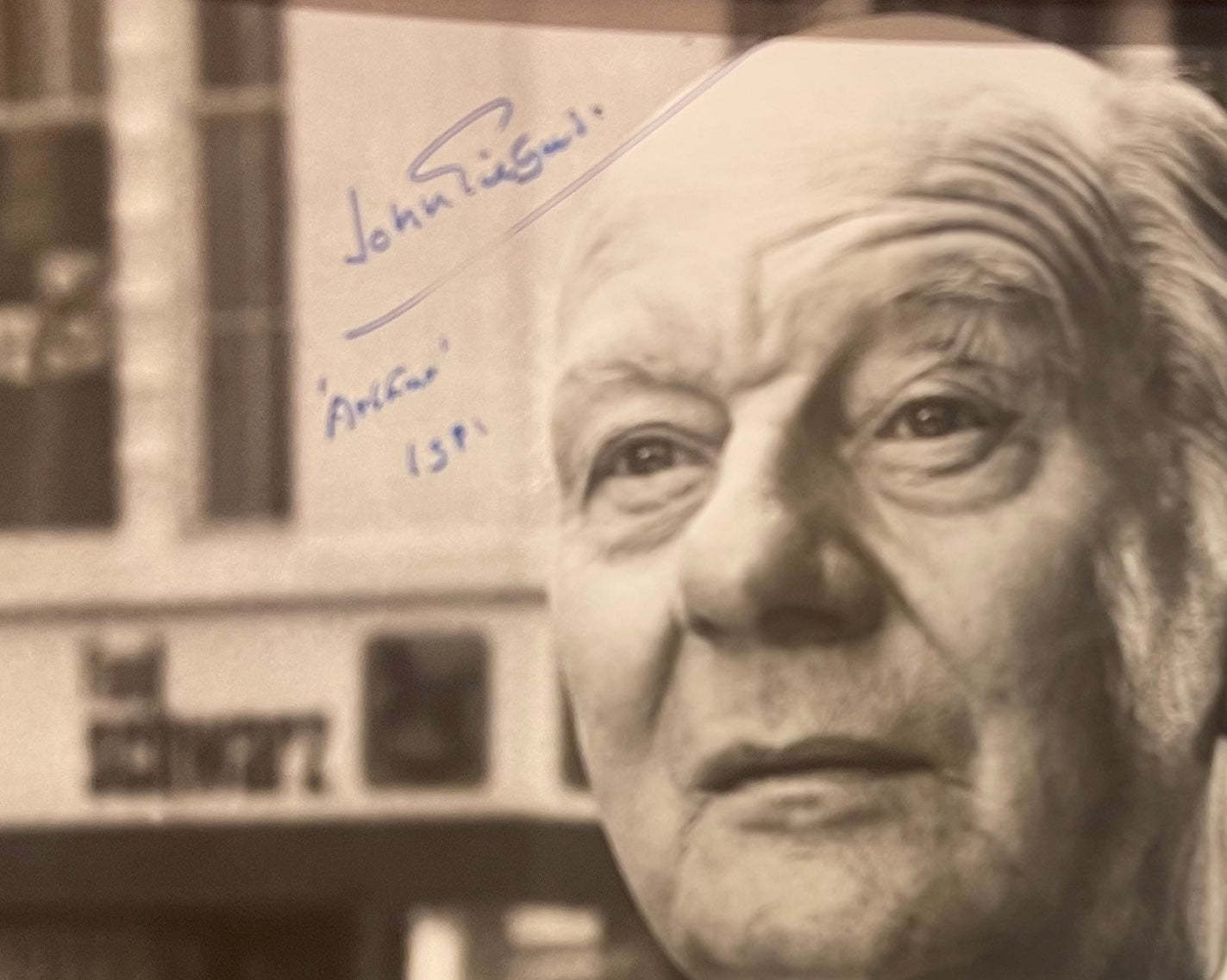 SIR JOHN GIELGUD HAND SIGNED 'ARTHUR' PUBLICITY PHOTO WITH COA