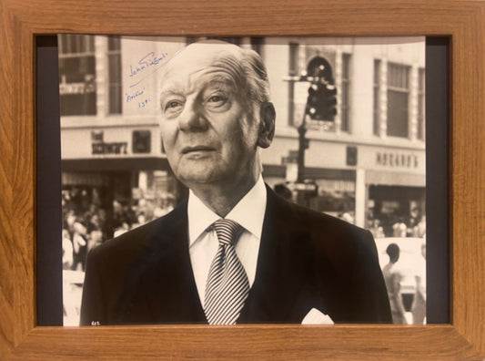 SIR JOHN GIELGUD HAND SIGNED 'ARTHUR' PUBLICITY PHOTO WITH COA