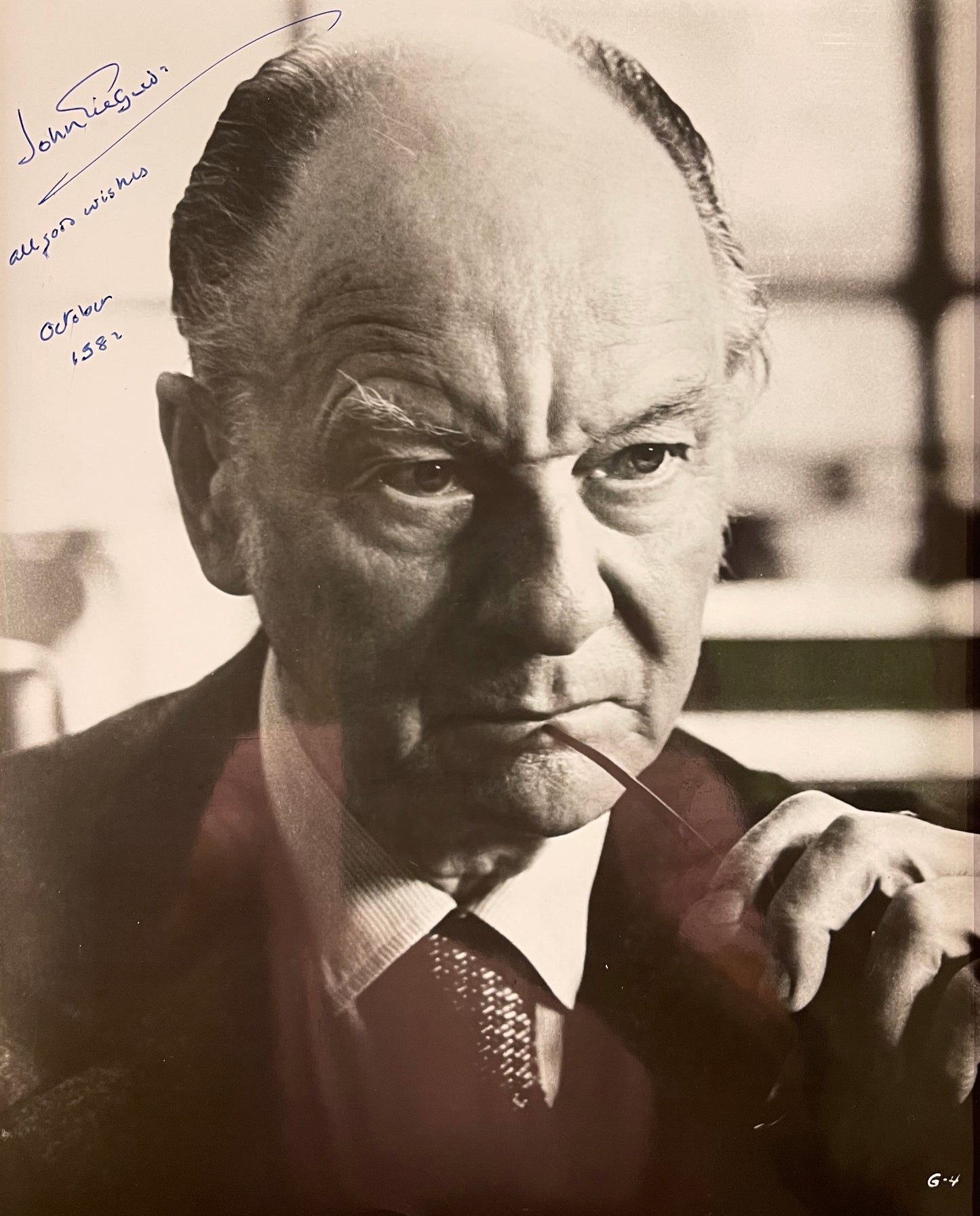 SIR JOHN GIELGUD HAND SIGNED PUBLICITY PHOTO WITH COA