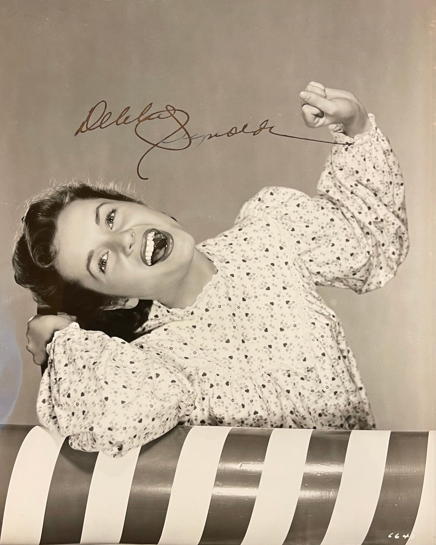 DEBBIE REYNOLDS HAND SIGNED FRAMED PHOTO WITH COA