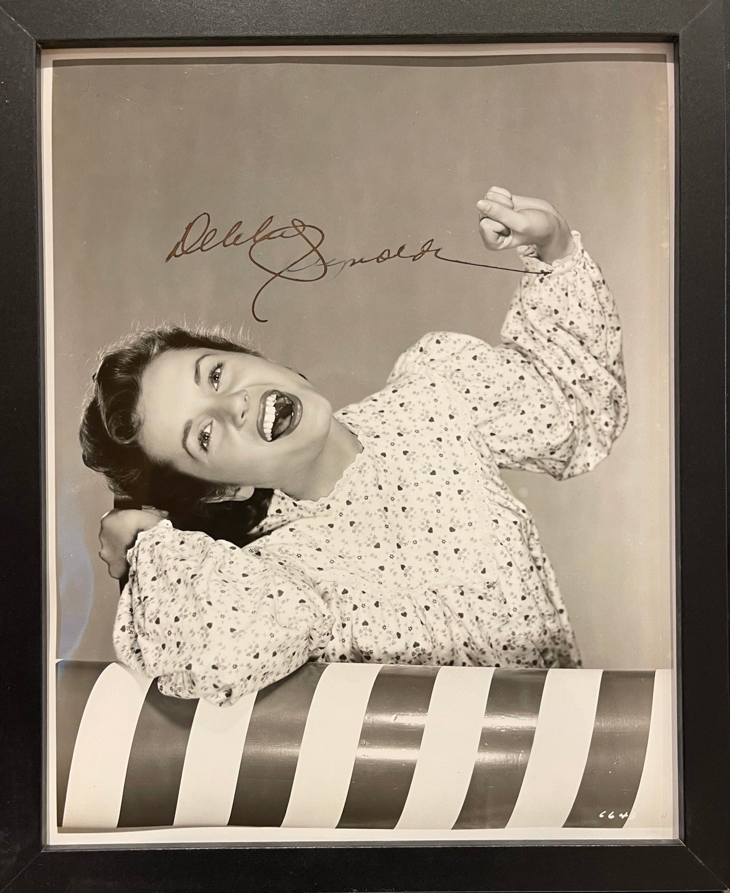 DEBBIE REYNOLDS HAND SIGNED FRAMED PHOTO WITH COA