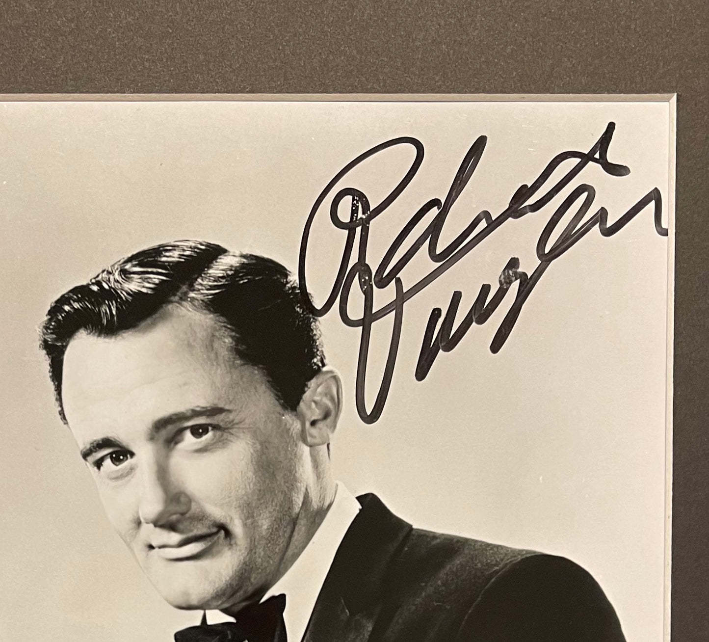 ROBERT VAUGHN ACTOR - HAND SIGNED FRAMED PHOTO WITH COA