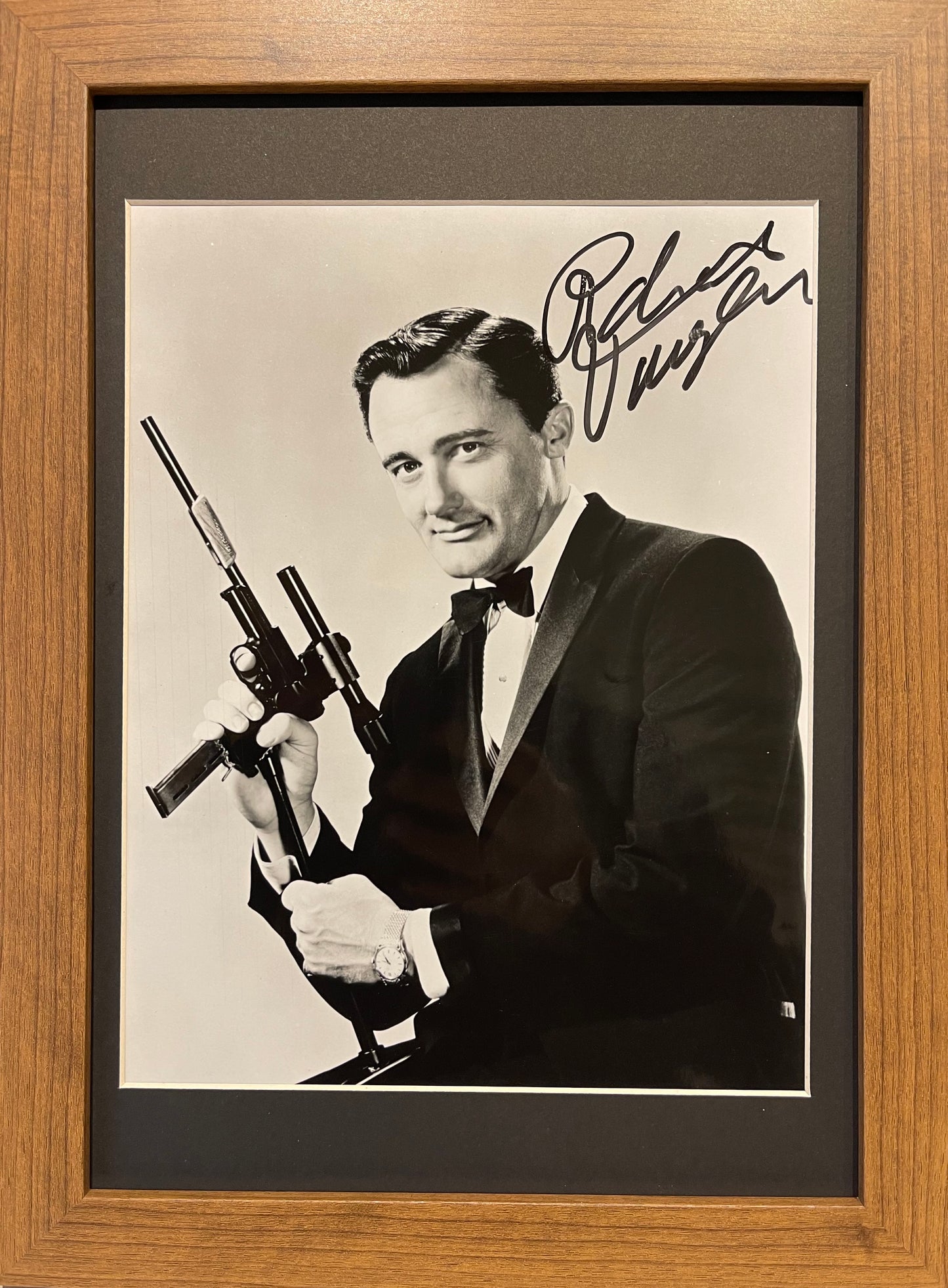 ROBERT VAUGHN ACTOR - HAND SIGNED FRAMED PHOTO WITH COA