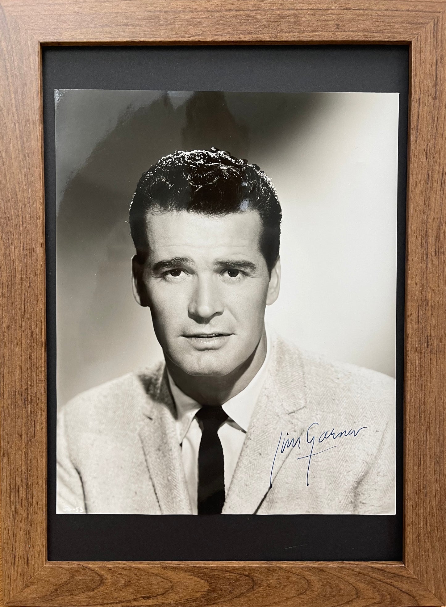 JAMES GARNER HAND SIGNED PUBLICITY PHOTO WITH COA