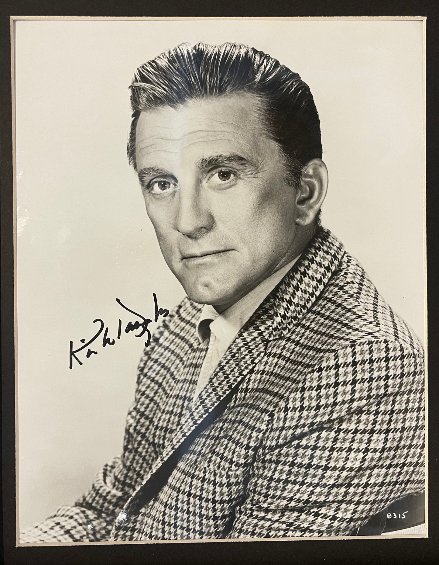 KIRK DOUGLAS HAND SIGNED 'SPARTACUS' PHOTO PRESENTATION WITH COA