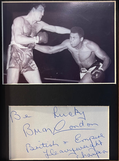 BRIAN LONDON FORMER HEAVYWEIGHT BOXING CHAMPION HAND SIGNED CARD, PHOTO PRESENTATION WITH COA