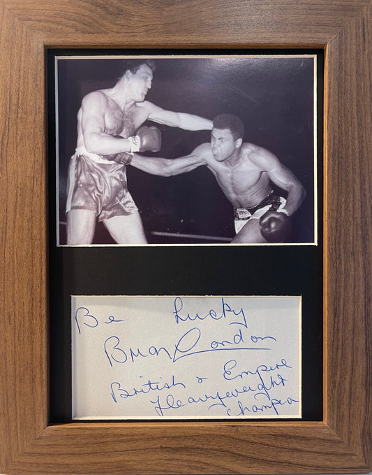 BRIAN LONDON FORMER HEAVYWEIGHT BOXING CHAMPION HAND SIGNED CARD, PHOTO PRESENTATION WITH COA