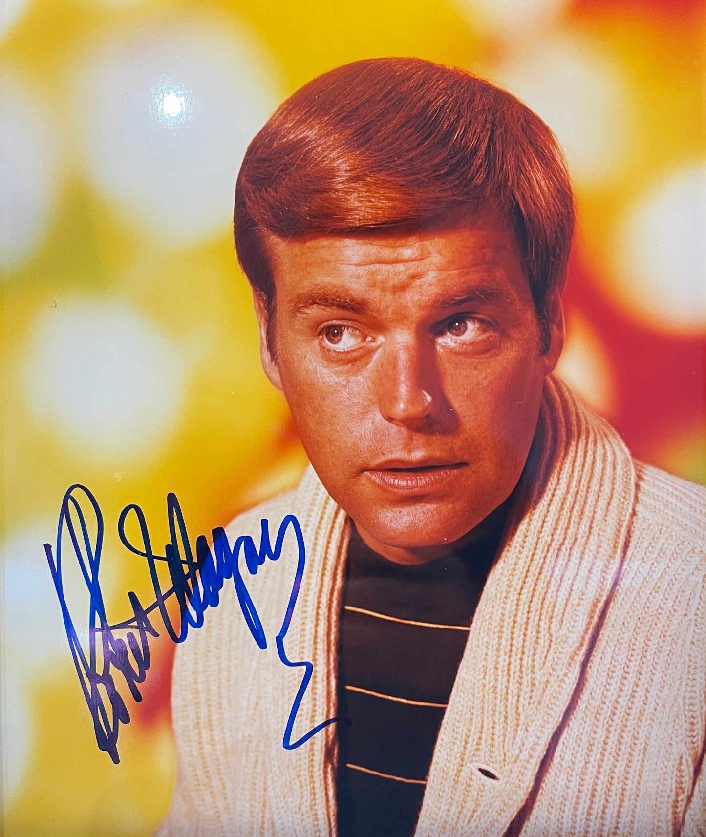 ROBERT WAGNER HAND SIGNED PHOTO (10' INCH X 8' INCH) FRAMED WITH COA