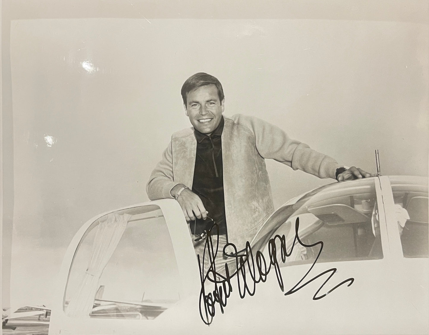 ROBERT WAGNER HAND SIGNED PHOTO (10' INCH X 8' INCH) FRAMED WITH COA