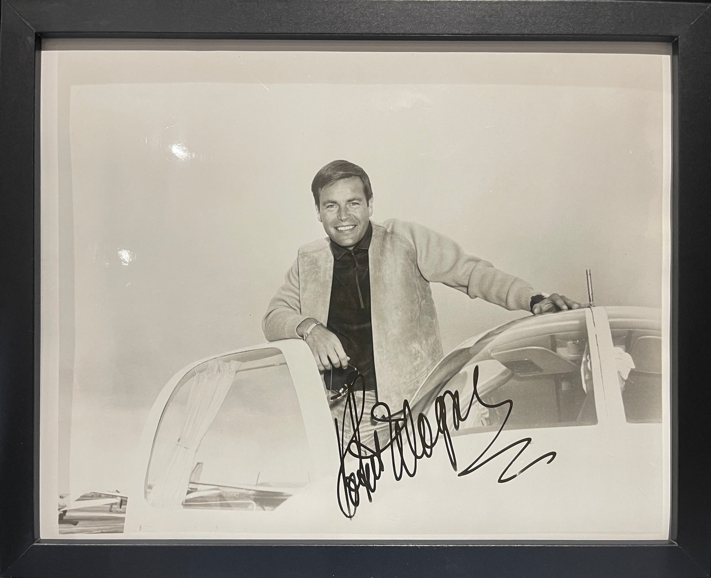 ROBERT WAGNER HAND SIGNED PHOTO (10' INCH X 8' INCH) FRAMED WITH COA