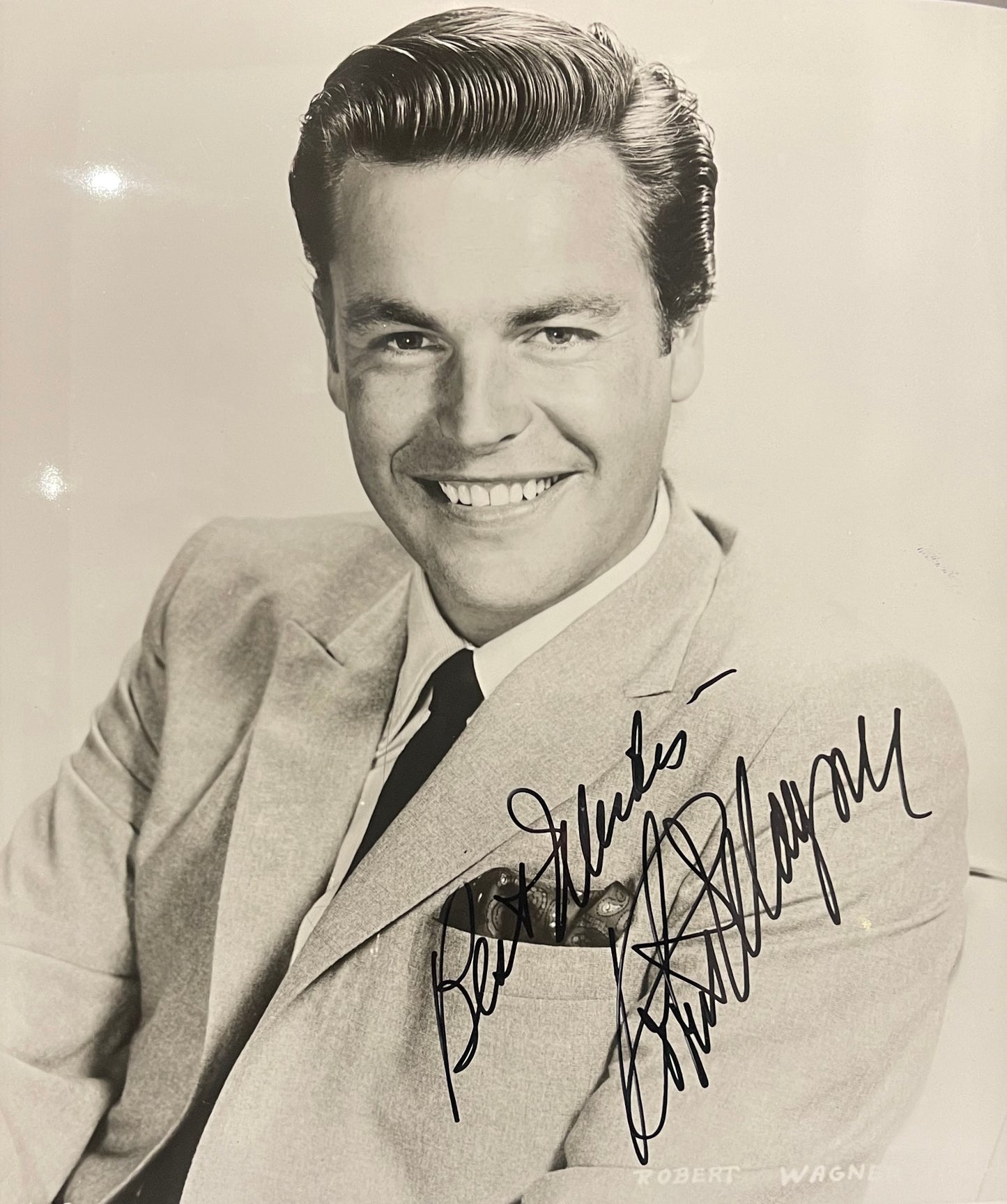 ROBERT WAGNER HAND SIGNED PHOTO (10' INCH X 8' INCH) FRAMED WITH COA