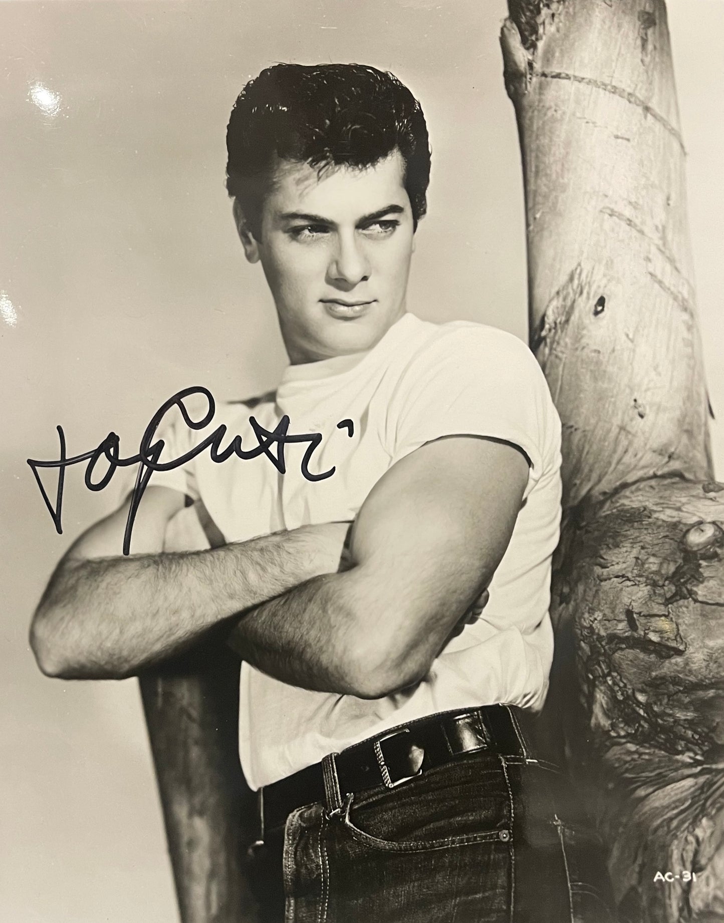 TONY CURTIS, HAND SIGNED AND FRAMED (10' INCH X 8' INCH) PHOTO WITH COA