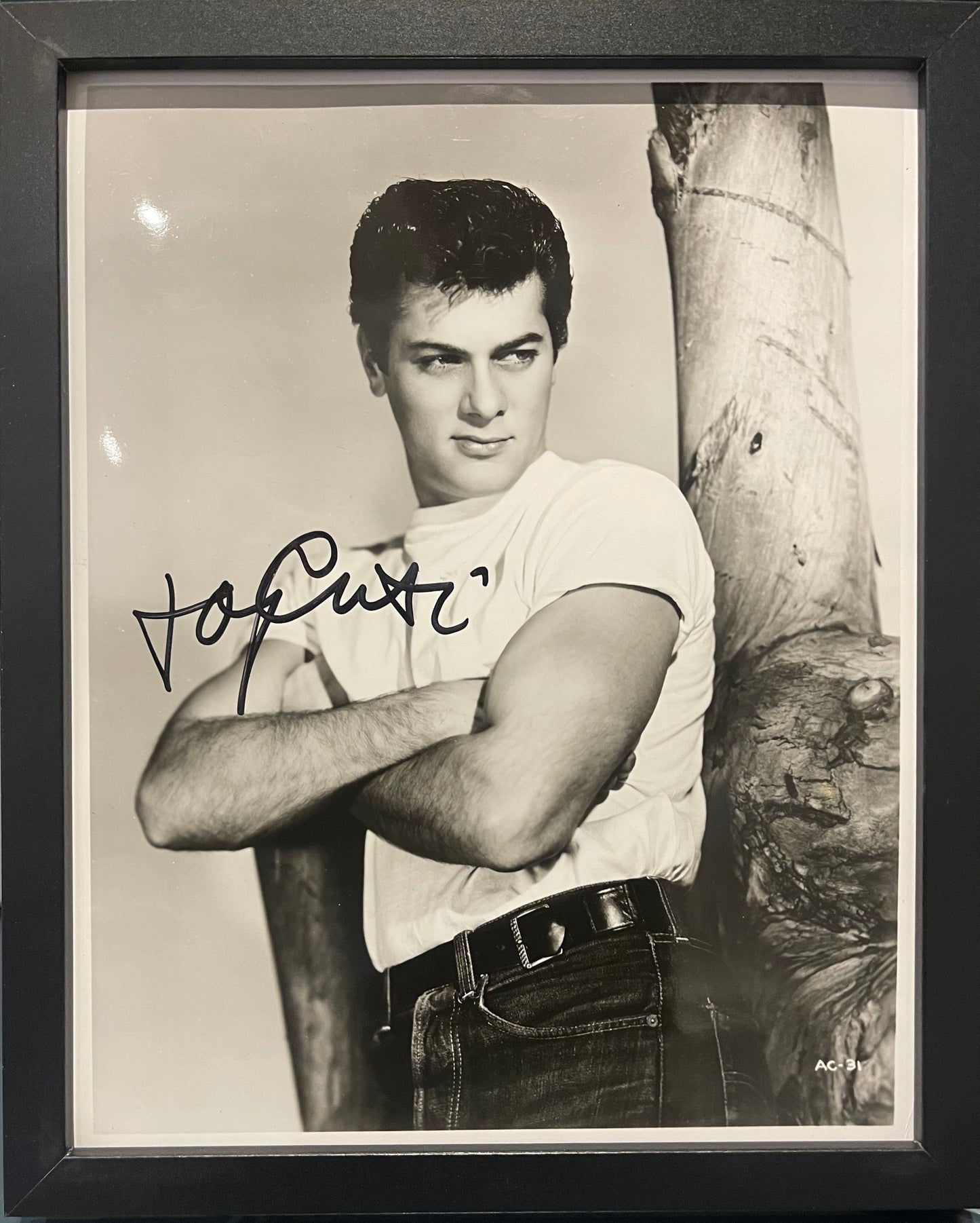 TONY CURTIS, HAND SIGNED AND FRAMED (10' INCH X 8' INCH) PHOTO WITH COA