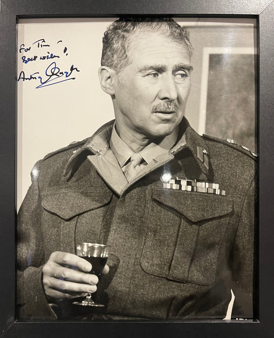 ANTHONY QUAYLE, HAND SIGNED AND FRAMED (10' INCH X 8' INCH) PHOTO WITH COA