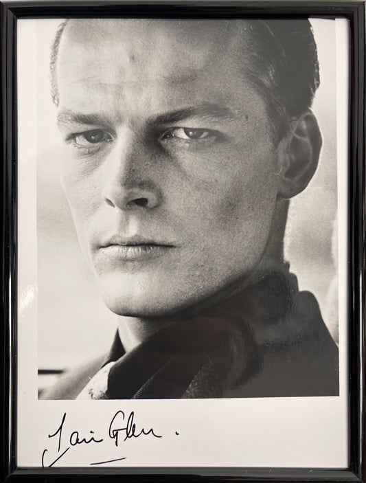 IAIN GLEN HAND SIGNED (FRAMED 7' X 5' INCH) PUBLICITY PHOTO WITH COA