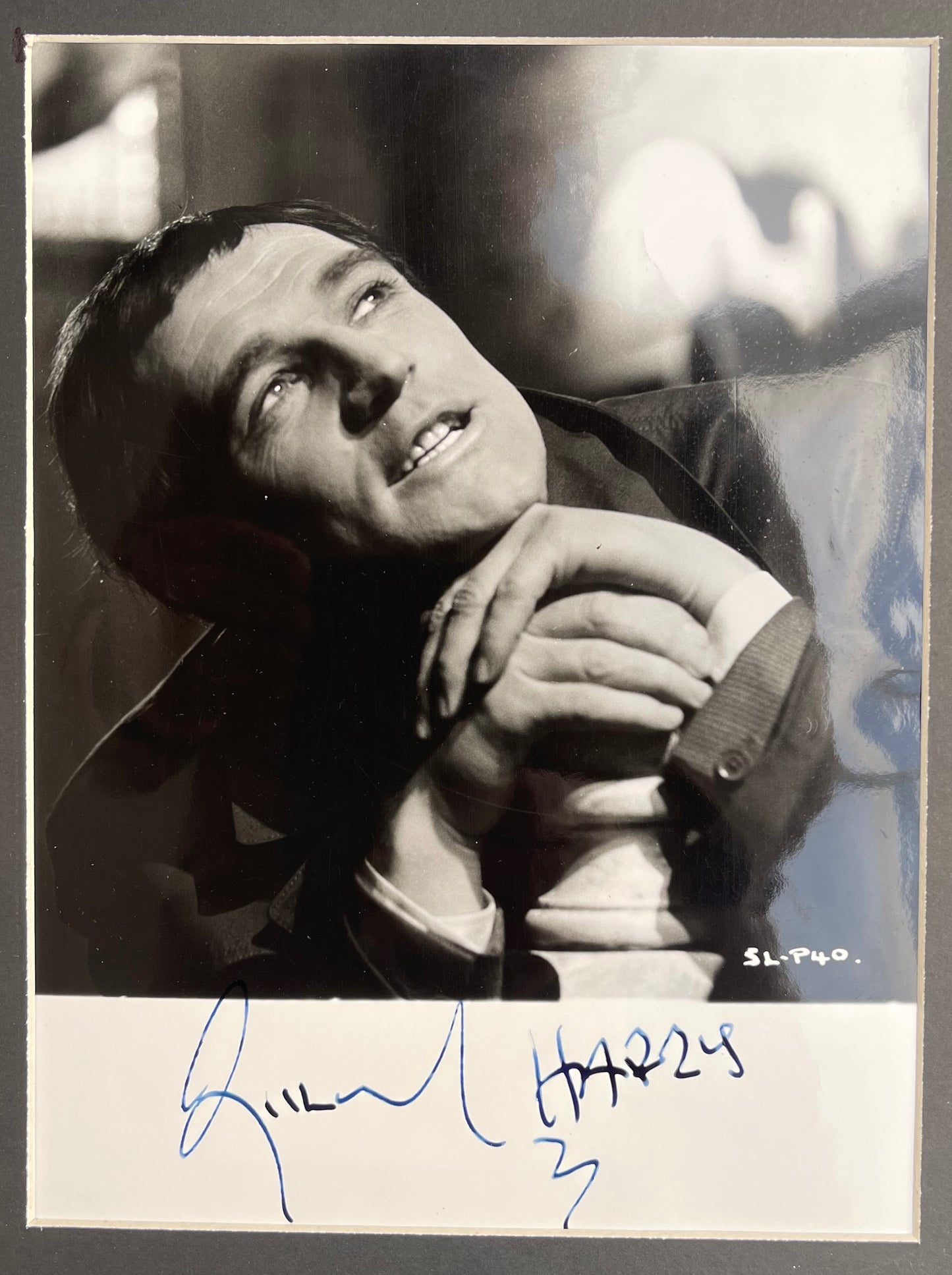 RICHARD HARRIS HAND SIGNED PUBLICITY PHOTO (10' INCH X 8' INCH) FRAMED WITH COA