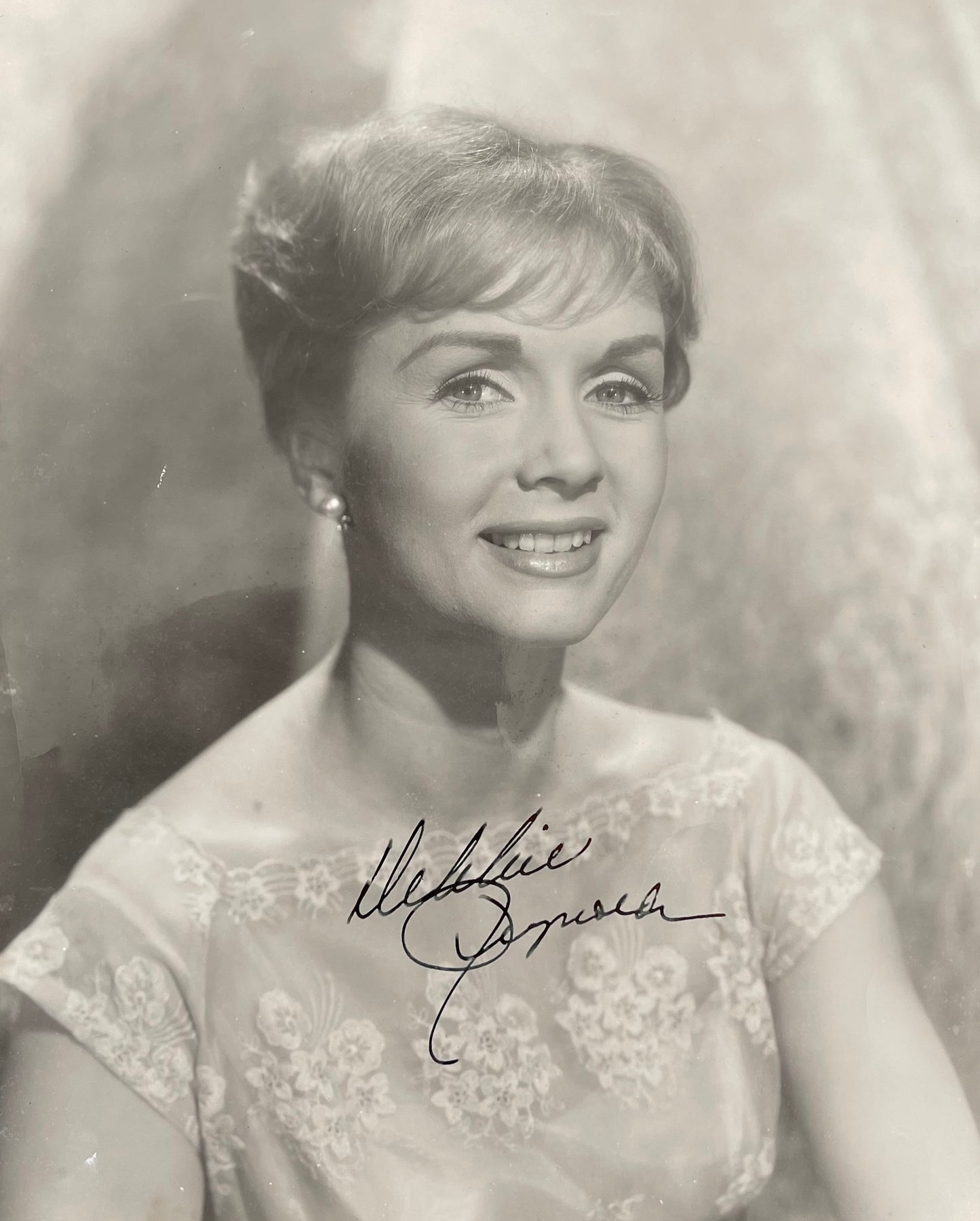 DEBBIE REYNOLDS HAND SIGNED FRAMED PHOTO WITH COA