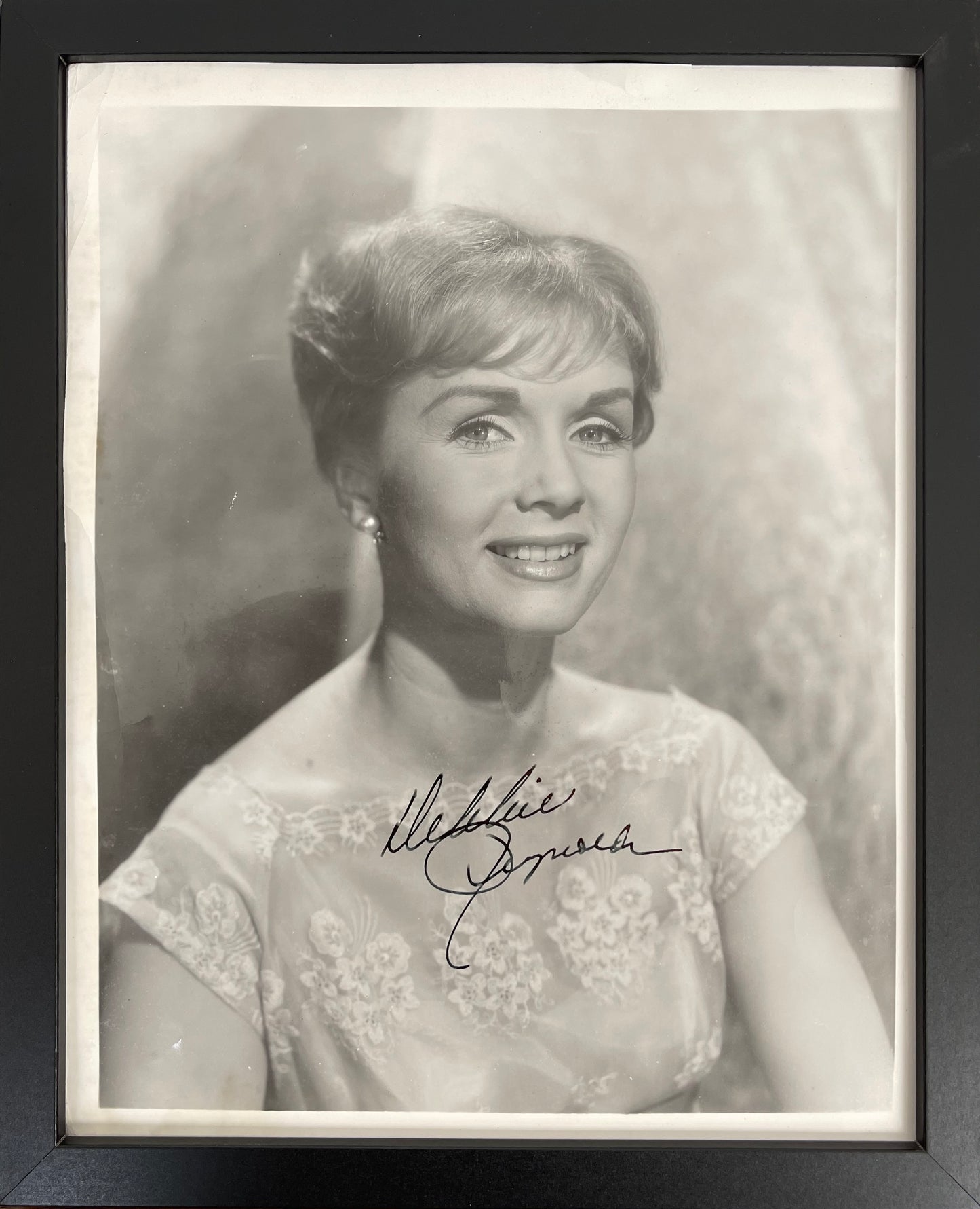 DEBBIE REYNOLDS HAND SIGNED FRAMED PHOTO WITH COA