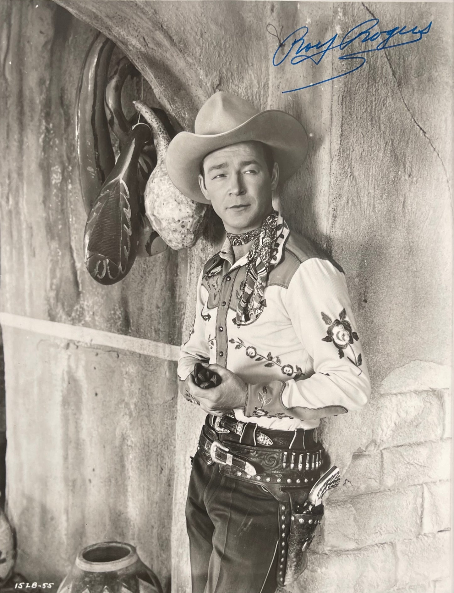 ROY ROGERS HAND SIGNED PUBLICITY PHOTO (10' INCH X 8' INCH) FRAMED WITH COA