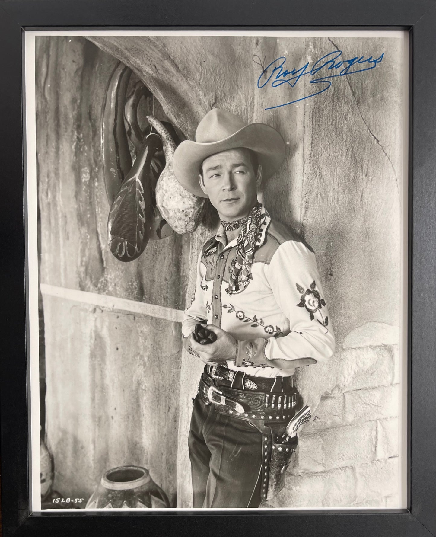 ROY ROGERS HAND SIGNED PUBLICITY PHOTO (10' INCH X 8' INCH) FRAMED WITH COA