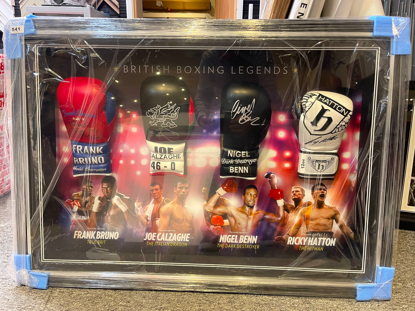 FORMER WORLD BOXING CHAMPIONS HAND SIGNED GLOVE PRESENTATION WITH COA